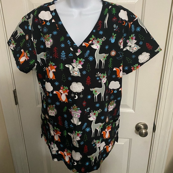 Scrubs top Gabby Brooke Woodland Animals Deer Bears Foxes Clouds Christmas  XL - Picture 1 of 5